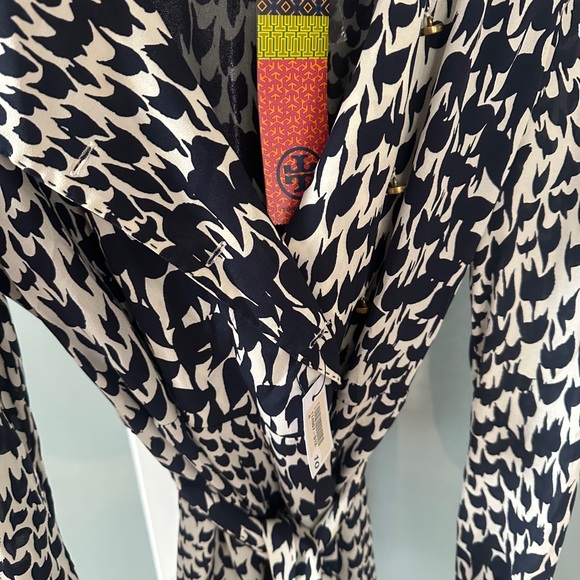 Tory Burch Black and Cream Abstract Blouse - Picture 4 of 6